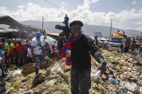 Quién es Jimmy “Barbecue” Chérizier, el líder de grupos criminales que busca derrocar al primer ministro de Haití