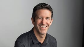 John Ternus asumirá como nuevo CEO de Apple y Tim Cook da un paso al costado luego de 15 años en el cargo