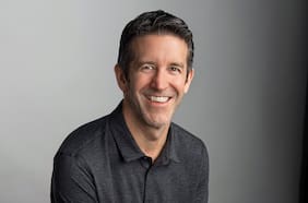 John Ternus asumirá como nuevo CEO de Apple y Tim Cook da un paso al costado luego de 15 años en el cargo