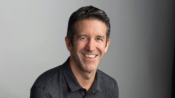 John Ternus asumirá como nuevo CEO de Apple y Tim Cook da un paso al costado luego de 15 años en el cargo