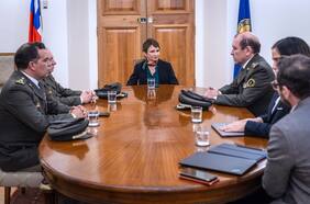 Examen psicológico y cursos de ética: Bomberos se reúne con Tohá y compromete medidas para mejorar ingreso a la institución