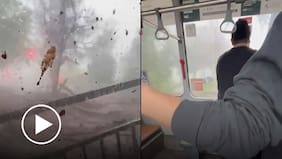El dramático momento en que el aluvión sorprende a pasajeros en un bus Red