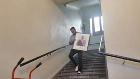 Ad portas del cambio de mando: retiran retratos oficiales del Presidente Boric desde La Moneda