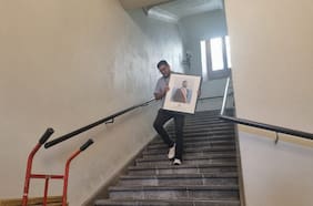 Ad portas del cambio de mando: retiran retratos oficiales del Presidente Boric desde La Moneda