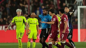 “Una clara mano que no vio Herrera ni increíblemente el VAR”: prensa argentina critica el arbitraje contra la U