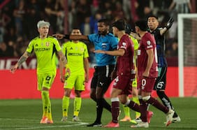 “Una clara mano que no vio Herrera ni increíblemente el VAR”: prensa argentina critica el arbitraje contra la U