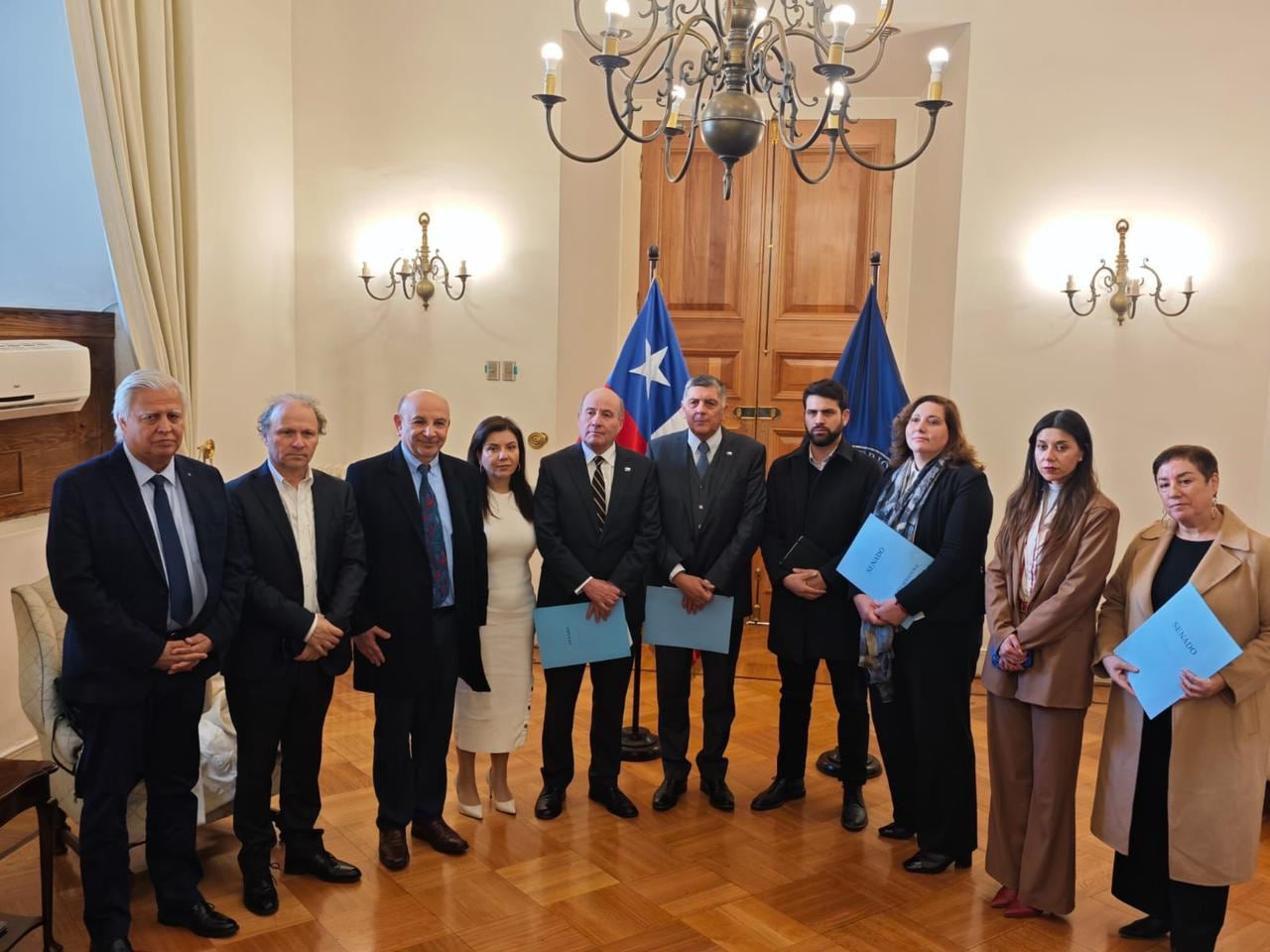 Senadores socialistas entregan en La Moneda sus propuestas para la megarreforma