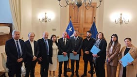 Senadores socialistas entregan en La Moneda sus propuestas para la megarreforma