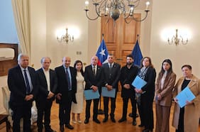 Senadores socialistas entregan en La Moneda sus propuestas para la megarreforma