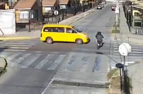 Furgón escolar lleno de niños atropelló a motochorros que huían de Carabineros