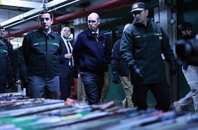 Ministro Arrau y Rabat encabezan operativo en Colina 2: se decomisaron 200 armas cortopunzantes y 33 teléfonos celulares
