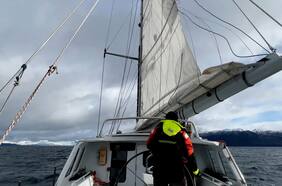 Este barco de Greenpeace navega en la Patagonia chilena vigilando la actividad salmonera
