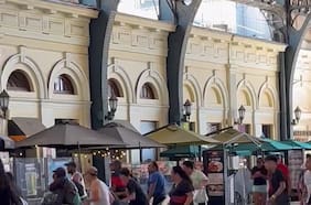 Enfrentamiento entre vendedores ambulantes y guardias en Estación Central deja varios locales destruidos en mall