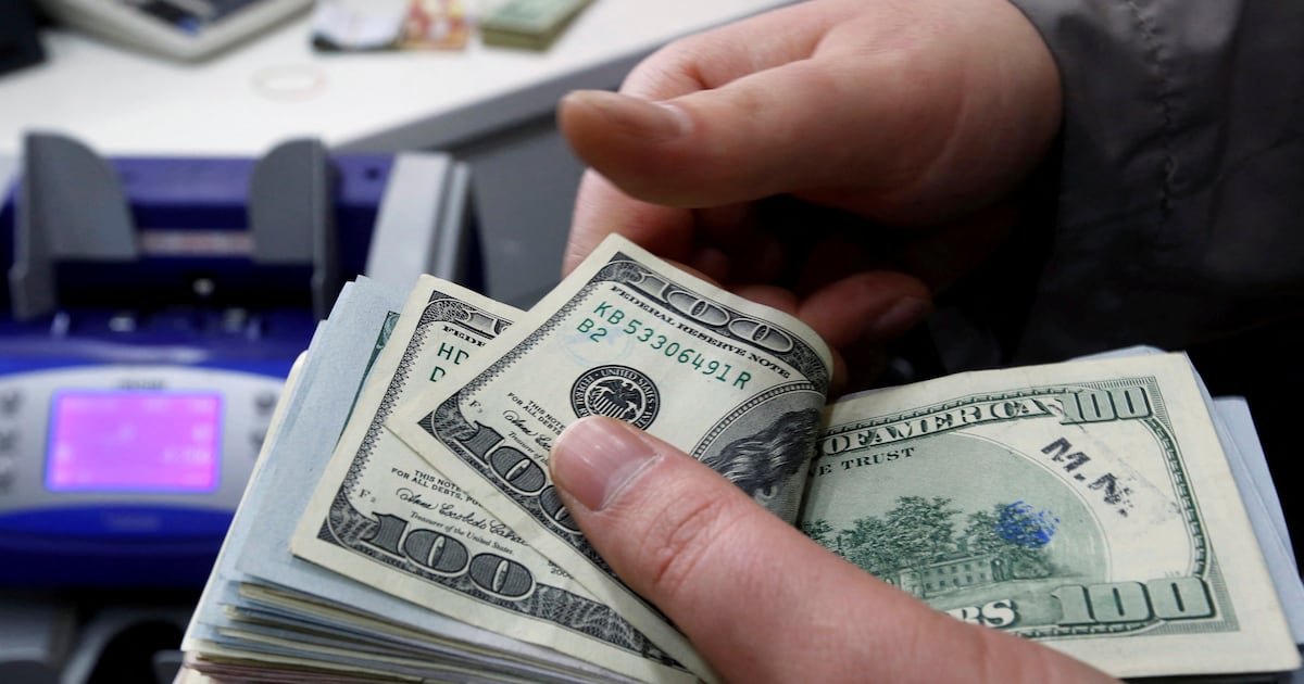 Dólar cae por debajo de $960 tras escalada del cobre y expectativas de la Fed: ¿Qué implica para Chile?: El pulso entre la principal exportación y la política monetaria global