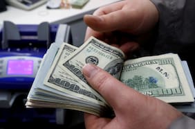 Dólar cae $10 arrastrado por persistente escalada del cobre