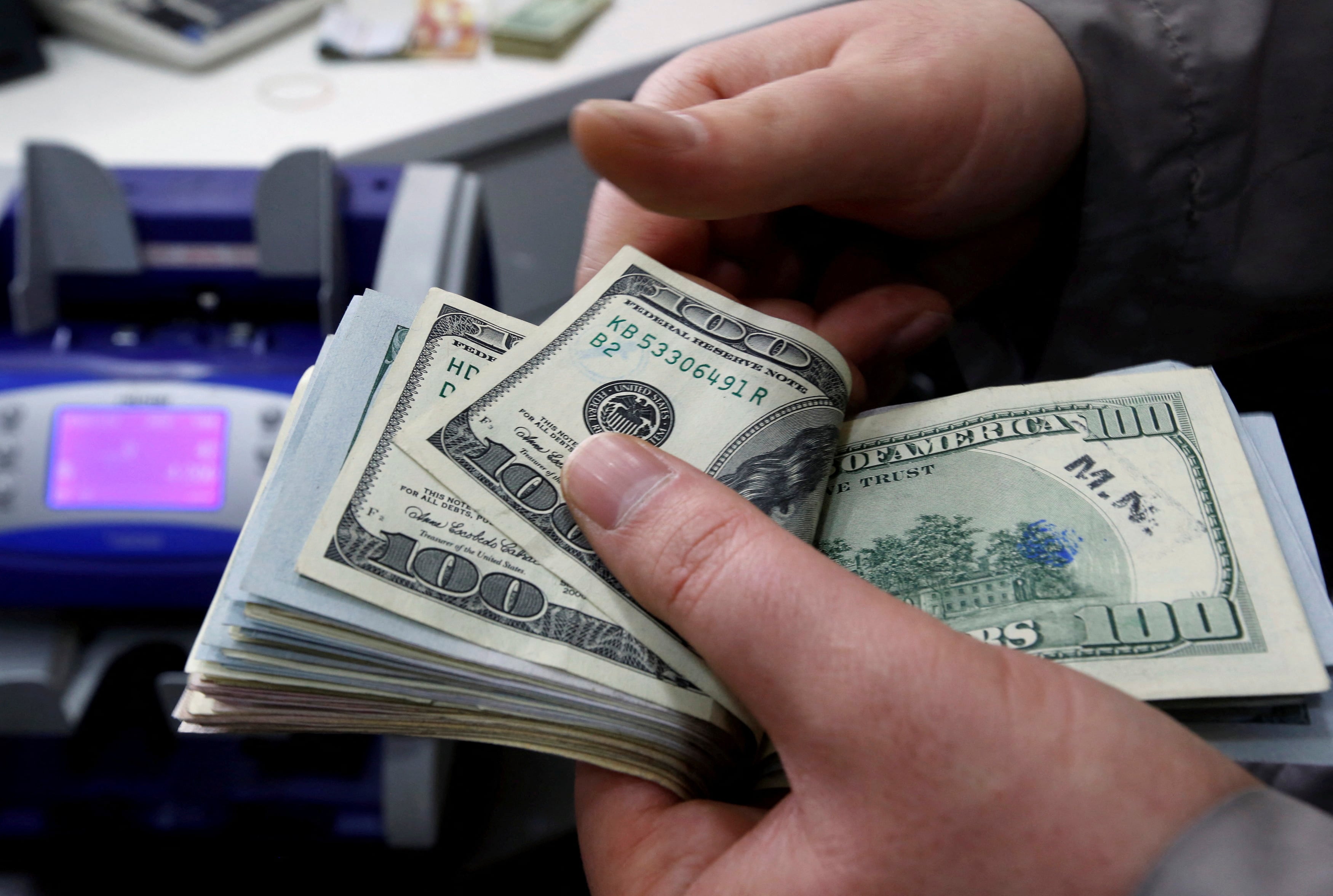 El dólar vuelve a caer en jornada marcada por el acuerdo de paz entre Estados Unidos e Irán