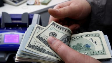 Ipsa se alista a cerrar su mejor año desde 1999 y el dólar cae en 2025 tras cuatro años de avances