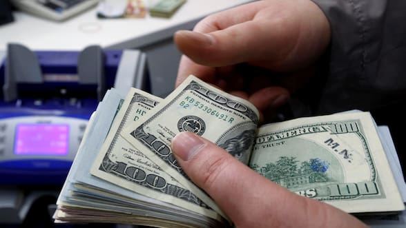 Dólar quiebra los $900 y logra su mayor caída anual en 16 años mientras la bolsa tiene su mejor año en más de tres décadas