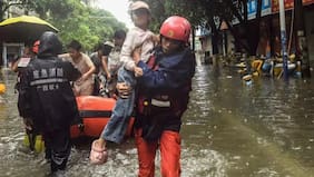 Más de 340.000 personas evacuadas y decenas de vuelos cancelados tras la llegada del tifón Noul a China