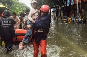 Más de 340.000 personas evacuadas y decenas de vuelos cancelados tras la llegada del tifón Noul a China