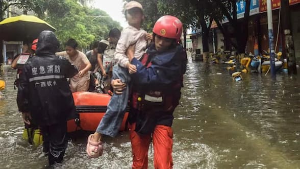 Más de 340.000 personas evacuadas y decenas de vuelos cancelados tras la llegada del tifón Noul a China