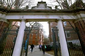 Ola de denuncias por abuso y acoso sexual golpea a universidades más prestigiosas de Estados Unidos