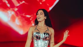 Dua Lipa remece a Chile cantando Tu falta de querer en el Estadio Nacional