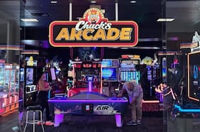 Chuck E. Cheese abrirá salas de juegos para adultos