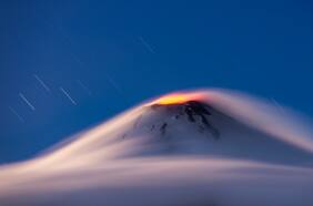 “Su actividad se ha intensificado”: volcán vuelve a registrar explosiones y emisiones de gas y ceniza