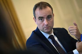 El primer ministro francés supera dos mociones de censura