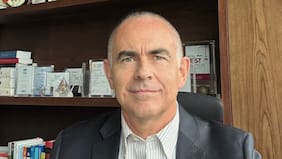 El crítico Javier Edwards y el boom de comentar libros en la web: “Internet parece dominada por contenidos ruidosos”