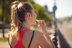 No más labios partidos: cuatro consejos para cuidarlos del sol y el calor
