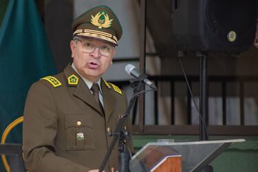 El general director de Carabineros, Ricardo Yáñez, preside la ceremonia de develamiento de la placa identificatoria de la Cuarta Comisaría Central, en memoria del suboficial mayor Daniel Palma Yáñez.