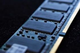 Escasez y alza de precios de memoria RAM golpean a la industria tecnológica mundial
