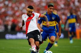 Un encontrón con Cavani y cánticos de “chileno, chileno”: el partidazo de Paulo Díaz en el empate entre River Plate y Boca Juniors