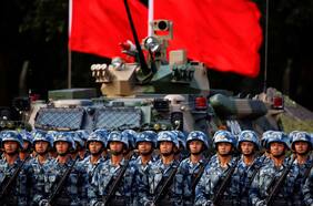 China está modernizando su ejército para igualar el poderío militar de EEUU, pero ahora restringe lo que se puede publicar en línea sobre él