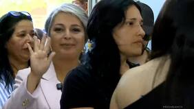 Elecciones 2025: así compartió Jeannette Jara en la larga fila que le tocó en su lugar de votación