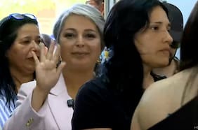 Elecciones 2025: así compartió Jeannette Jara en la larga fila que le tocó en su lugar de votación