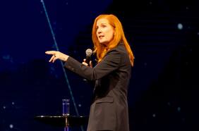 Kate Crawford, la experta que acusa a los multimillonarios tech del miedo a la Inteligencia Artificial