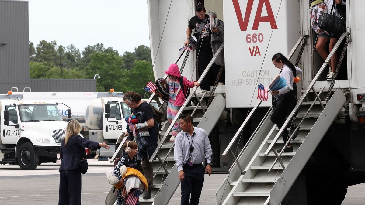 Afrikaners o sudafricanos blancos siendo recibidos en Estados Unidos como refugiados.
