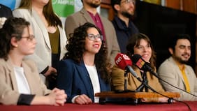 Yeomans asume presidencia del FA y llama a “formar un muro de resistencia frente a la restauración conservadora” del gobierno de Kast