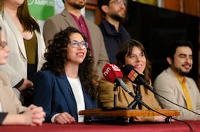 Yeomans asume presidencia del FA y llama a “formar un muro de resistencia frente a la restauración conservadora” del gobierno de Kast