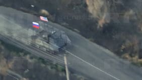 Registran un tanque con banderas de Rusia y de EE.UU. recorriendo campo de batalla en Ucrania