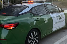 Carabineros de franco frustran a disparos robo a automovilista en bencinera en Santiago