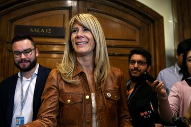 Ximena Rincón al término de la sesión de la comisión de Hacienda del Senado, donde la prensa la espera para declaraciones pasillos del Congreso.