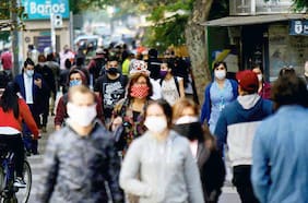 Encuesta UDD señala que 56% de las personas que están sacando sus fondos de las AFP los ahorrarán o invertirán