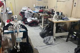 Detectan fábrica de ropa falsificada al interior de toma en Cerrillos: Carabineros detiene a dos personas