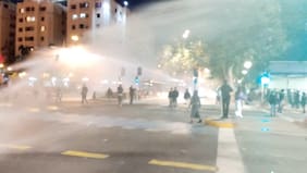 Se registran desórdenes en Plaza Italia y Carabineros debe actuar con carro lanza agua