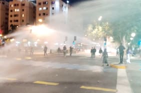 Se registran desórdenes en Plaza Italia y Carabineros debe actuar con carro lanza agua