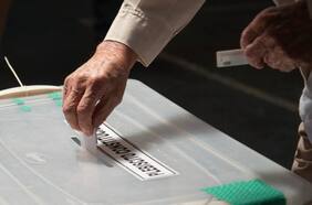 La columna de Guillermo Larraín: “Dos reformas acotadas ahora para salvar la estantería”